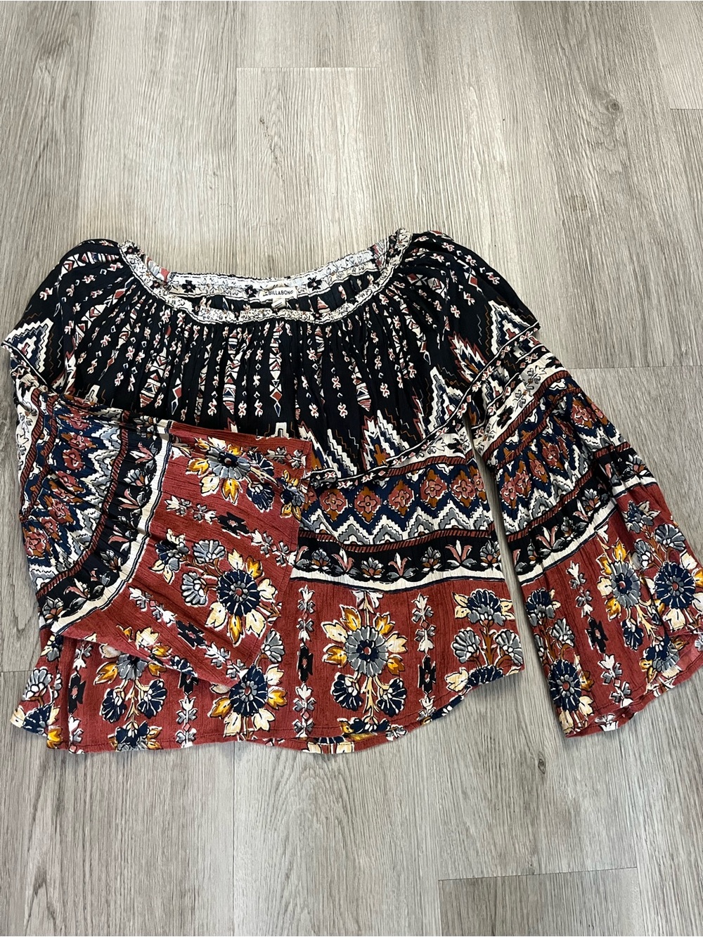 392–Billabong Black and Rust Floral Off-Shoulder Top